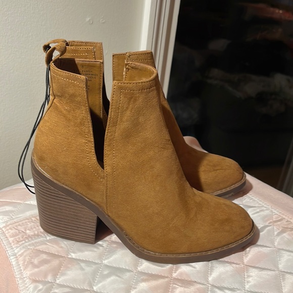 Universal Thread Shoes - Universal thread vegan leather bootie with stacked 3 1/2” heel size 8 NWT